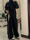 Kadın Y2K Bol Kesim Jogger, model üzerinde — Navra Wear
