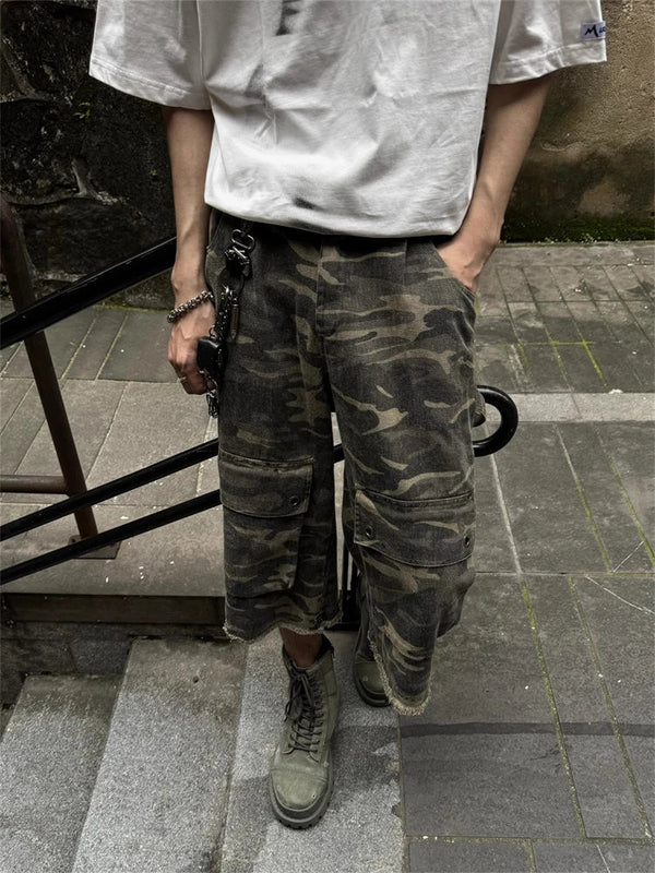 Camo Utility Cropped Denim Shorts alternatif görünüm