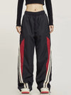 Kadın Y2K Bol Kesim Jogger, model üzerinde — Navra Wear
