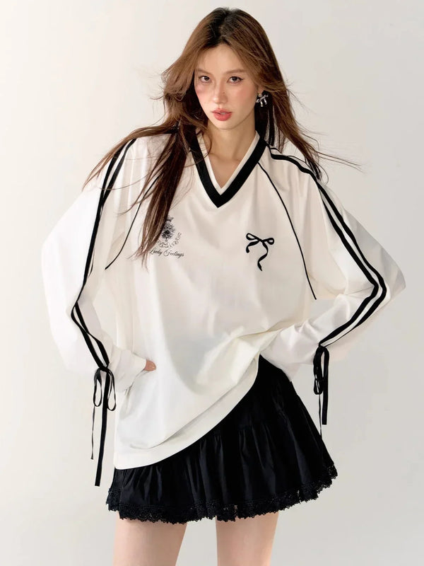 Sweet V-Neck Boxy Graphic Top alternatif görünüm