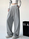 Y2K Bol Kesim Jogger, model üzerinde — Navra Wear