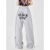 Y2K Wide Leg Örümcek Baskılı Jogger, model üzerinde — Navra Wear