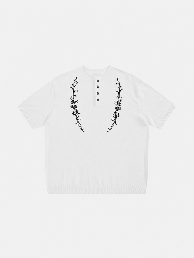 Boxy Nakışlı Düğmeli Yaka Tişört, arka görünüm — Navra Wear