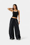 Buruşuk Bol Paça Baggy Pantolon, yan görünüm — Navra Wear